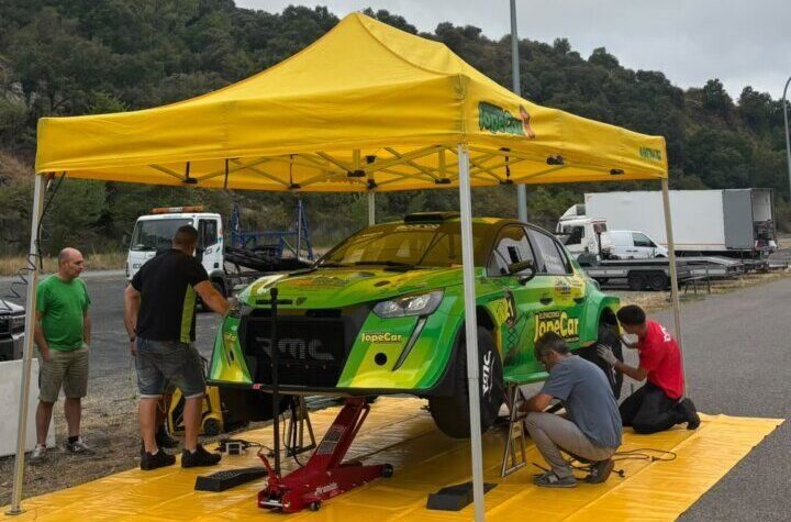 Carlos Fernández Negro trabajando en su coche de competición en la Subida Torre del Bierzo