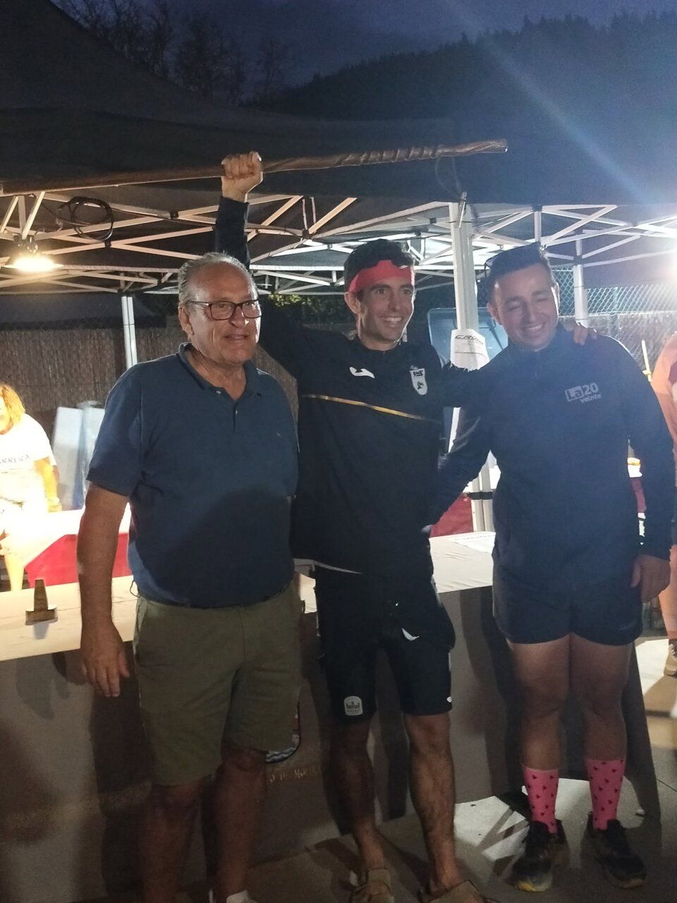 Participantes de la XIII Carrera de Montaña de Molinaseca celebrando el evento
