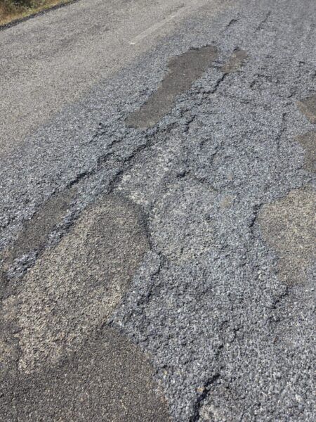 Estado deteriorado de la carretera entre Salas de los Barrios y El Morredero