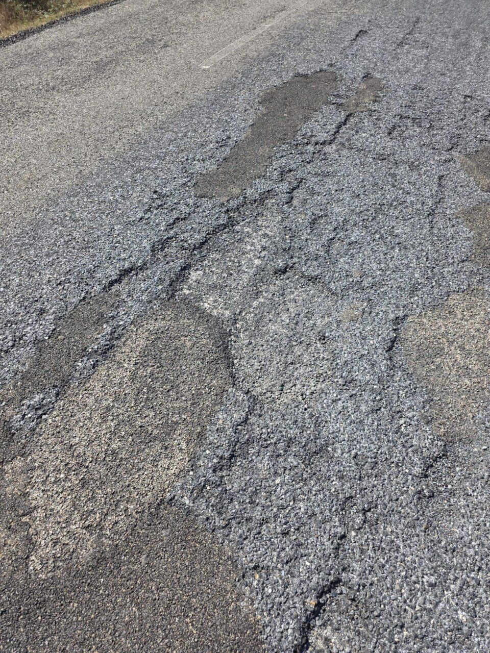 Estado deteriorado de la carretera entre Salas de los Barrios y El Morredero