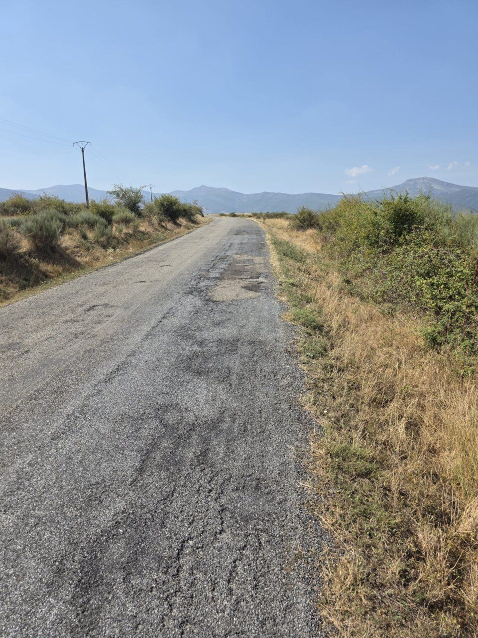 Carretera provincial deteriorada entre Salas de los Barrios y El Morredero