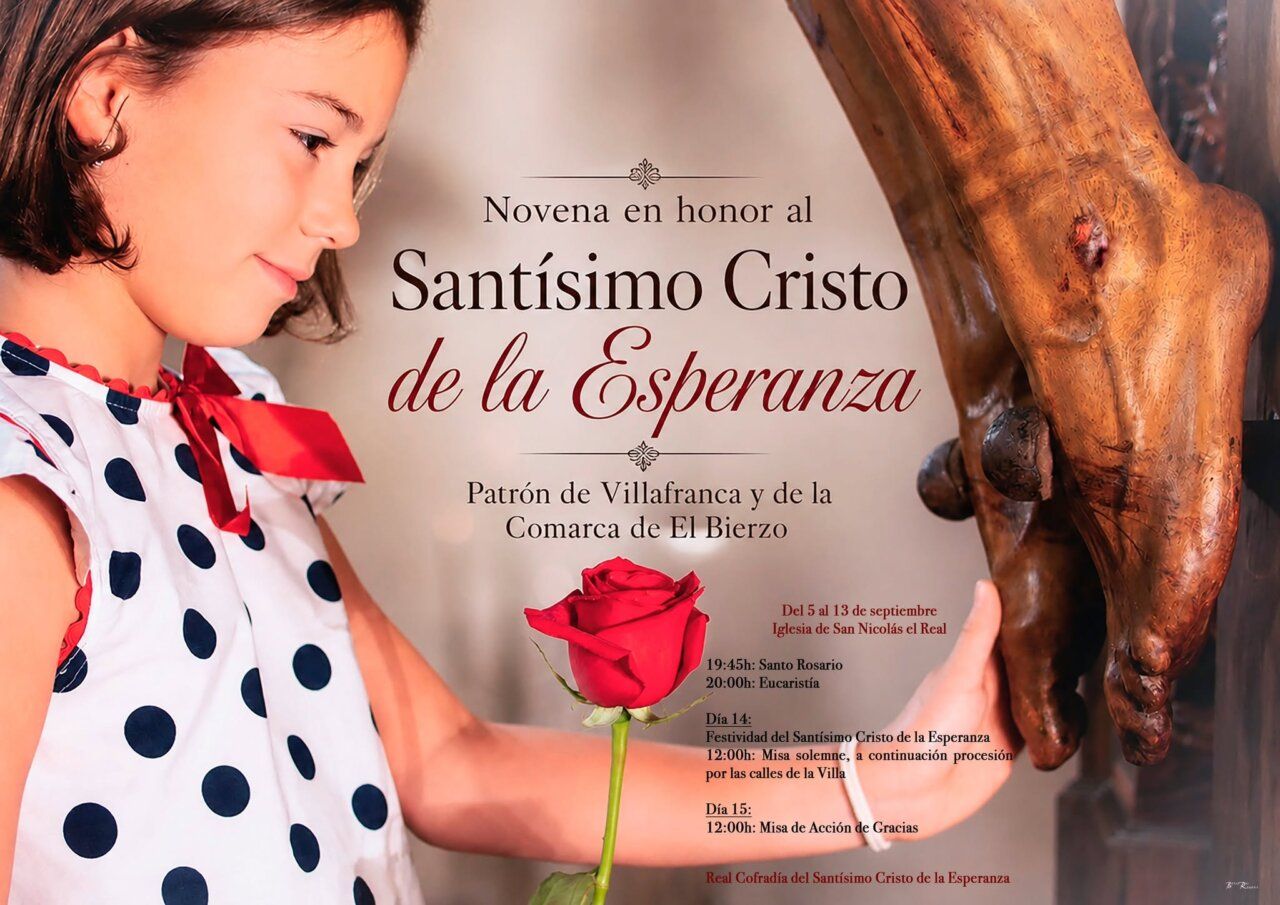 Niña colocando una rosa ante el Santísimo Cristo de la Esperanza