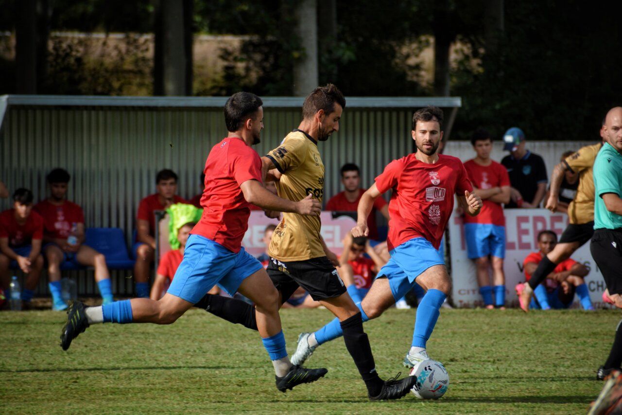 Jugadores del C.D. Cubillos en un partido de fútbol
