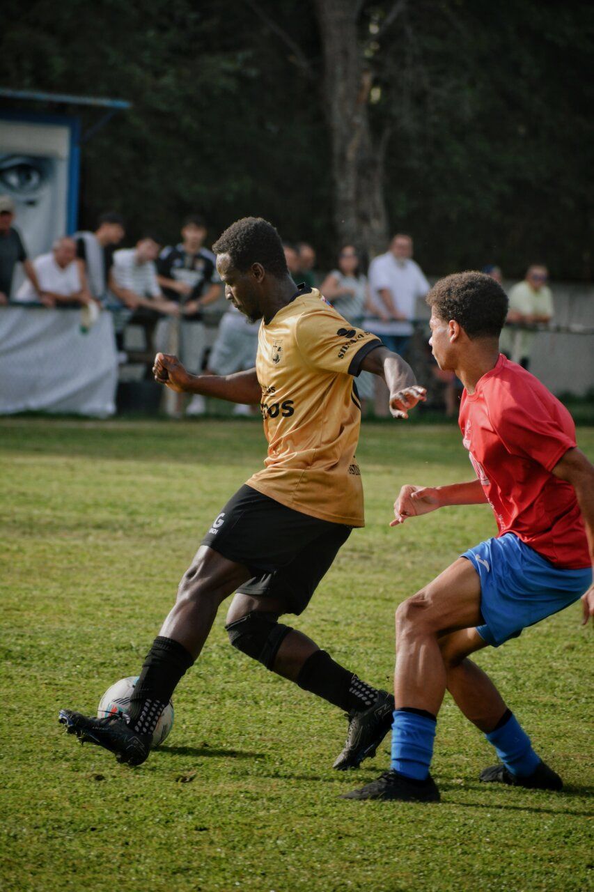 Jugadores del C.D. Cubillos en acción durante un partido de fútbol