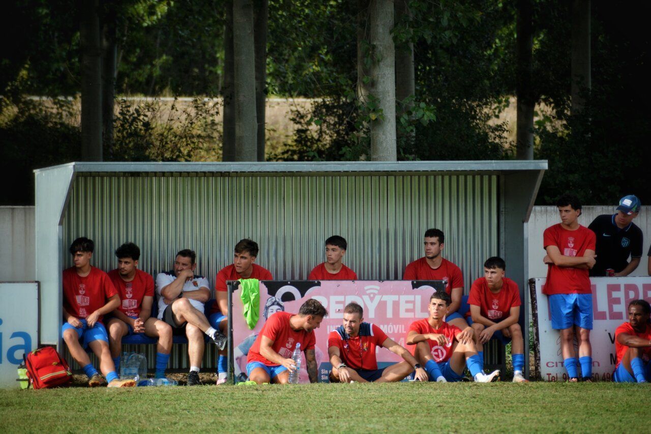 Jugadores del C.D. Cubillos en el banquillo durante un partido