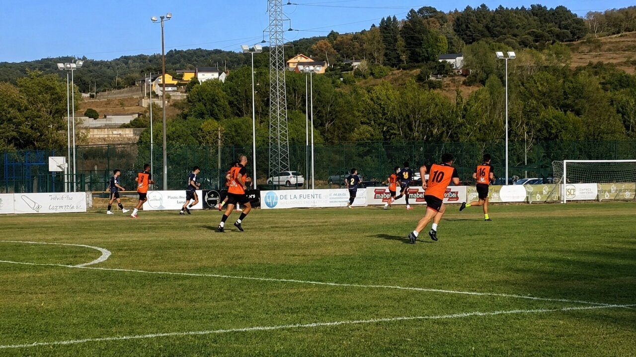Jugadores del CD Toreno en un partido de preparación en El Campón