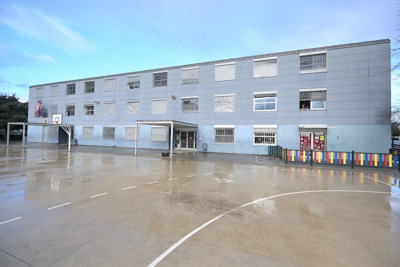 Edificio del CEIP Flores del Sil con pista deportiva en primer plano