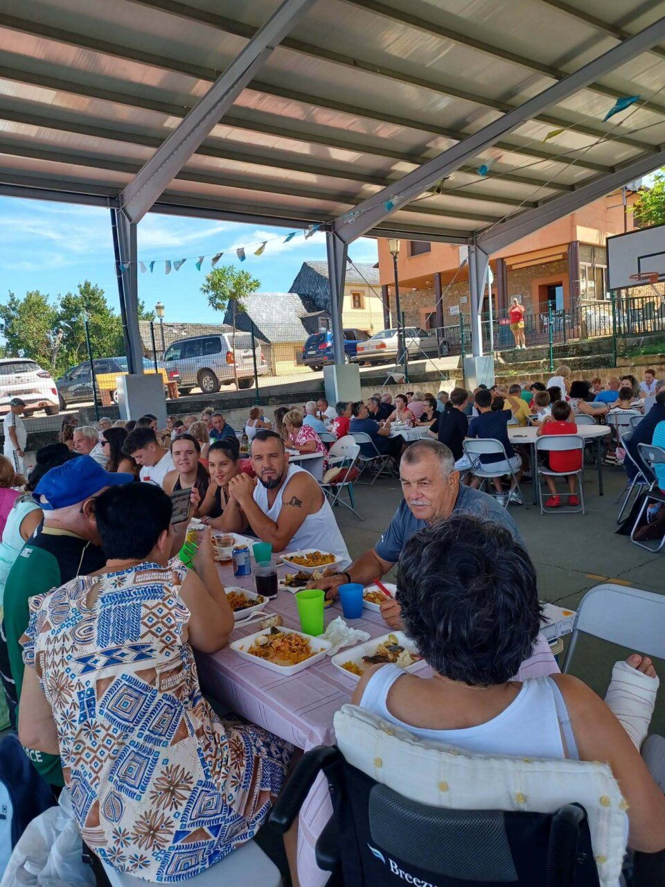 Vecinos de Turienzo compartiendo una comida en un evento comunitario