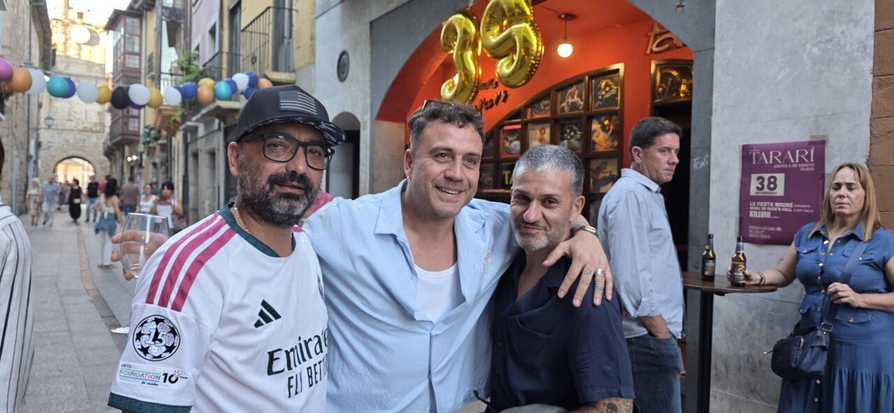 Tres amigos celebrando el aniversario de la Sala Tararí en Ponferrada