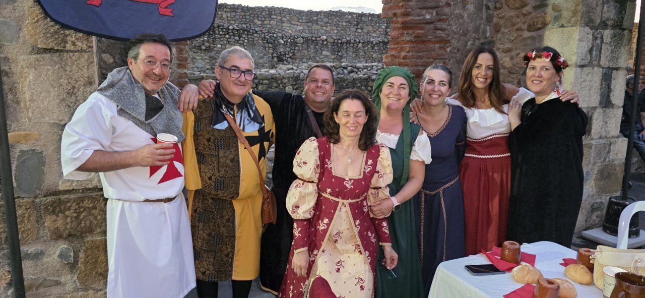 Grupo de personas vestidas con trajes medievales en Carracedo del Monasterio
