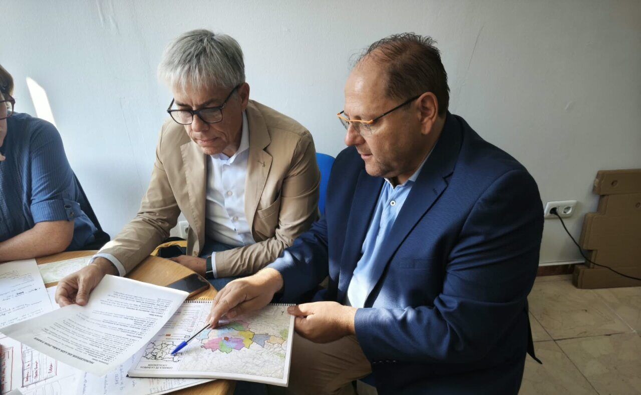Reunión en el Centro de Innovación Social de La Bañeza con documentos y mapa