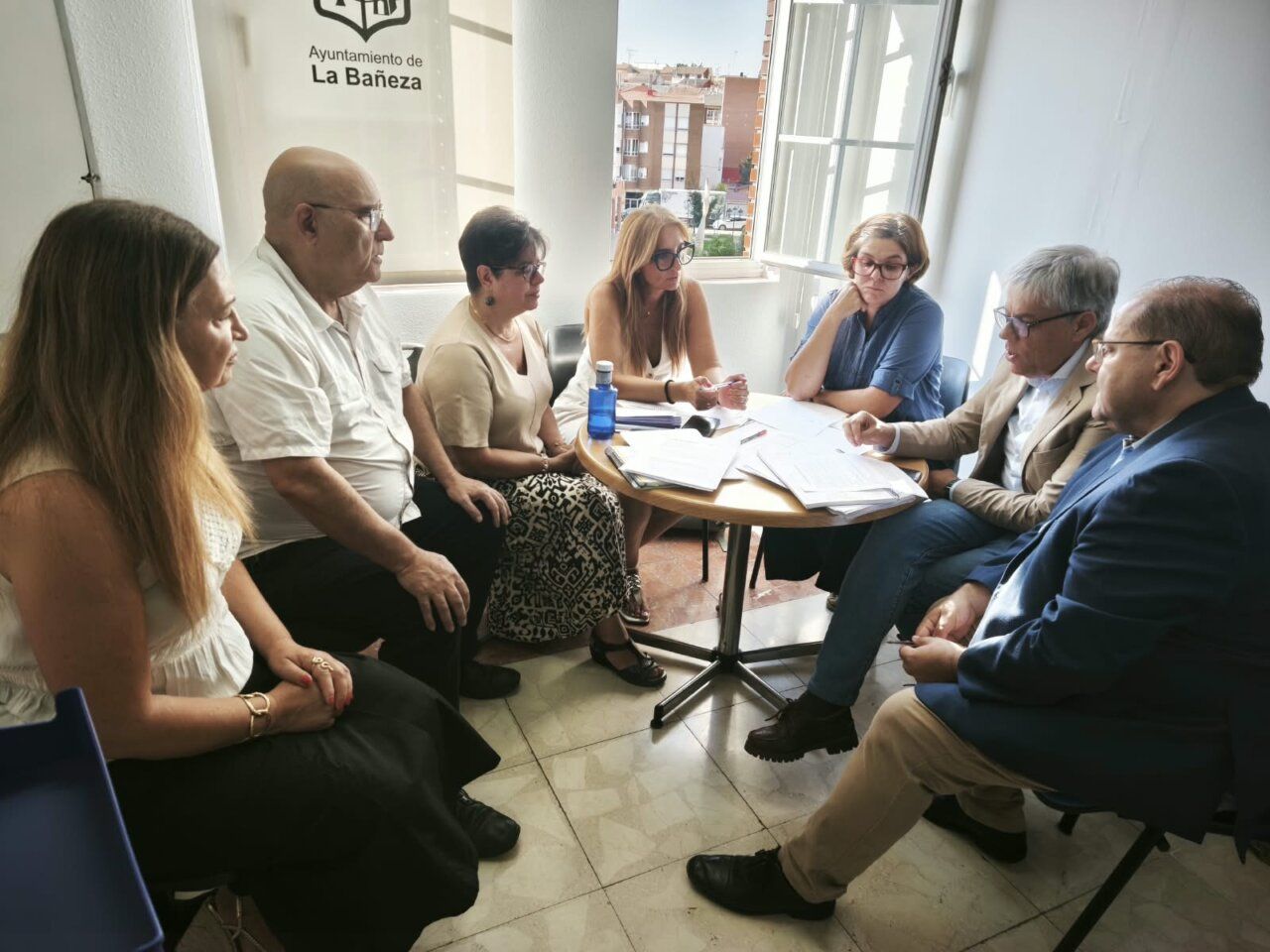 Reunión en el Centro de Innovación Social de La Bañeza con varios participantes