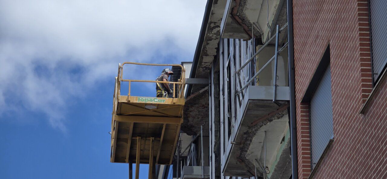 Trabajador en andamio realizando labores de construcción en el Centro Mario Tascón