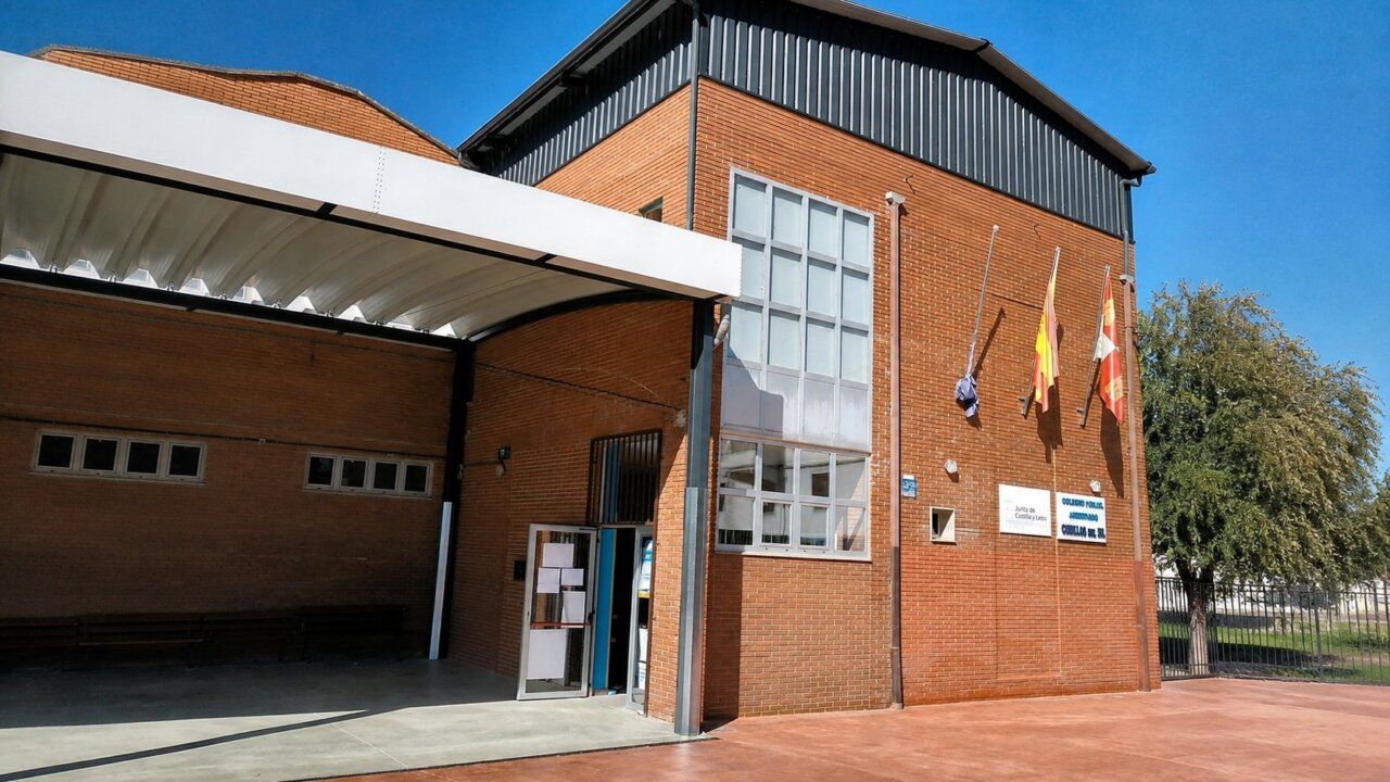 Fachada del colegio de Cubillos del Sil con banderas