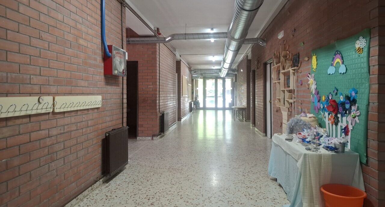 Pasillo del colegio público de Ventas de Albares con decoración colorida
