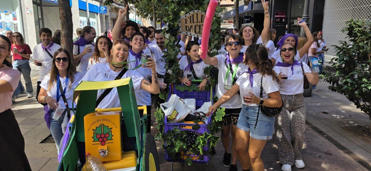 Grupo de personas celebrando en la III Concentración de Peñas en Ponferrada