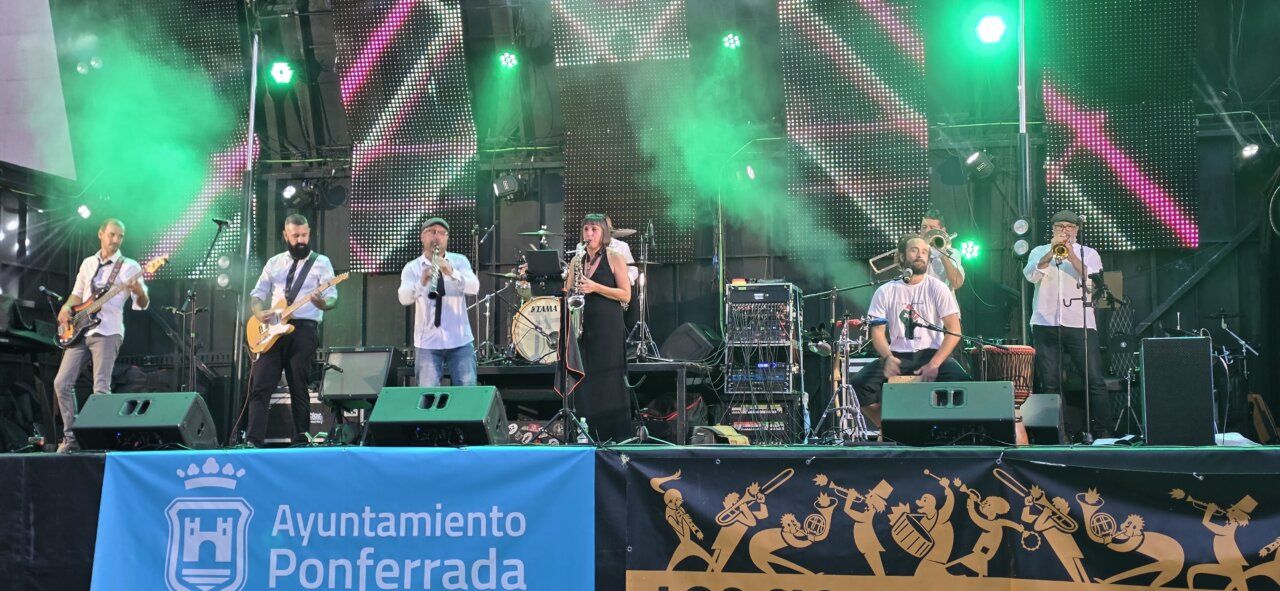 Grupo musical actuando en un concierto en Ponferrada con luces verdes