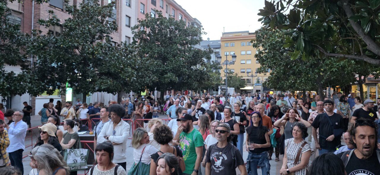 Multitud de personas disfrutando de un evento al aire libre en Ponferrada