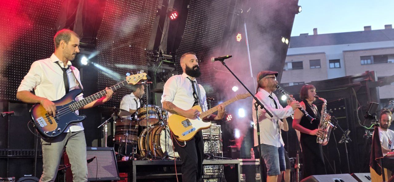 Músicos en un concierto en Ponferrada con instrumentos variados