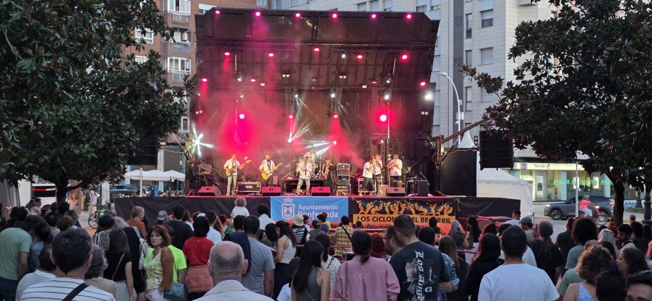 Concierto en Ponferrada con público disfrutando de la música