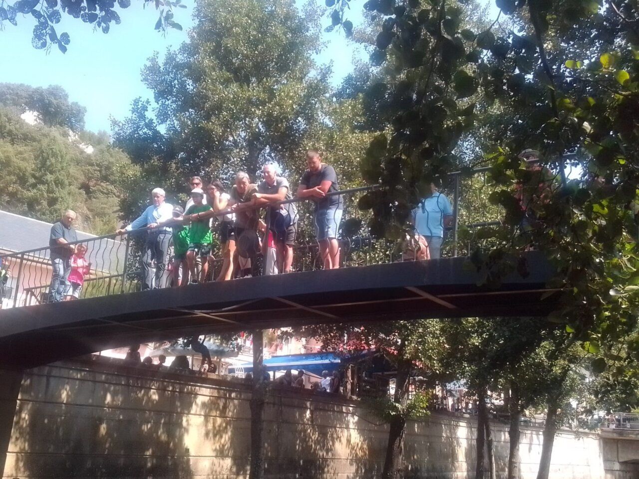 Personas observando el VII Concurso de Bateo de Oro en el Bierzo