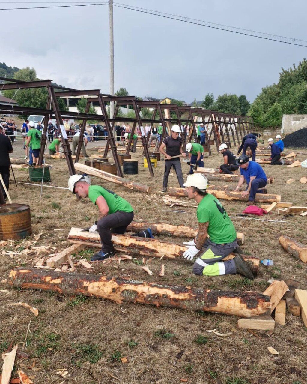 Participantes en el LVII Concurso de Entibadores trabajando con troncos