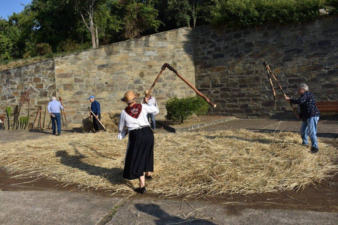 Personas trabajando en la malla tradicional en Corullón