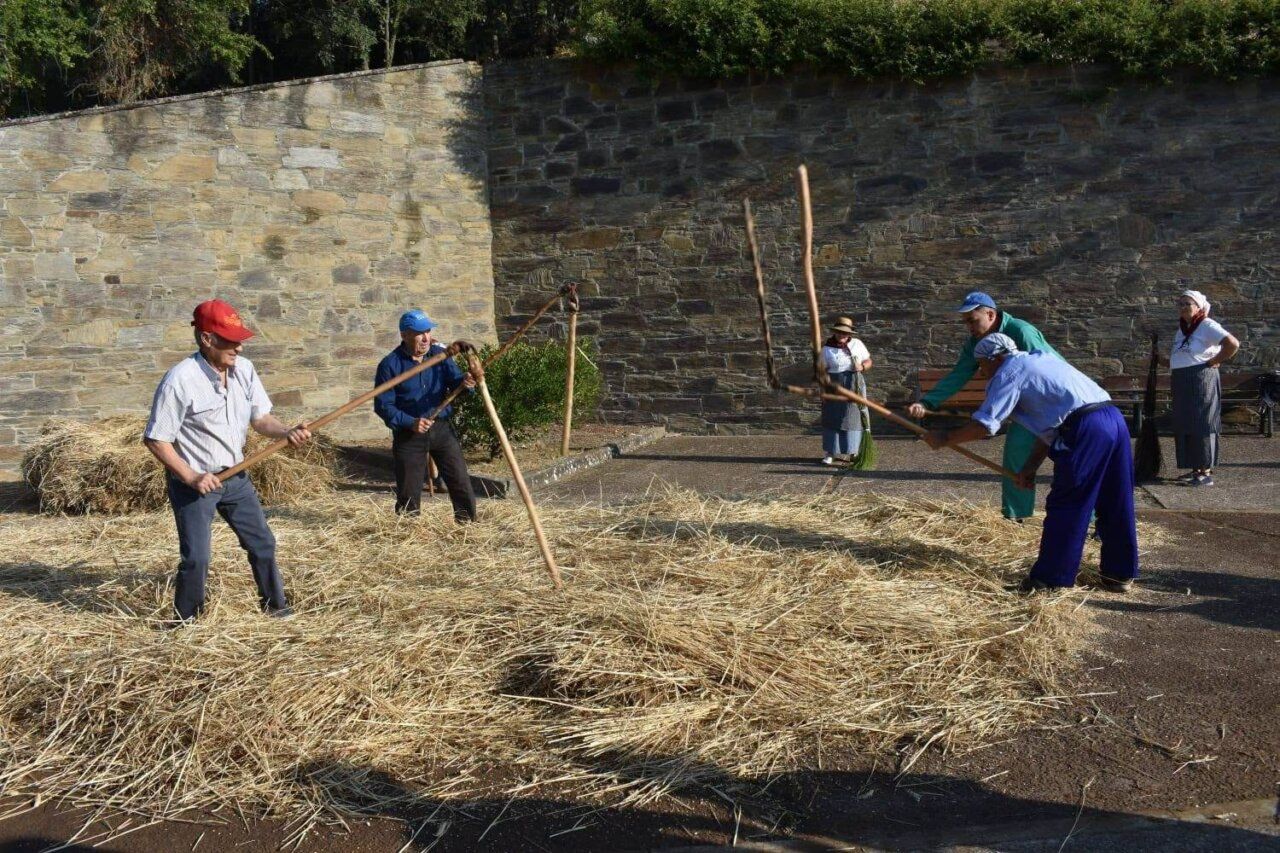 Personas trabajando en la malla tradicional en Corullón