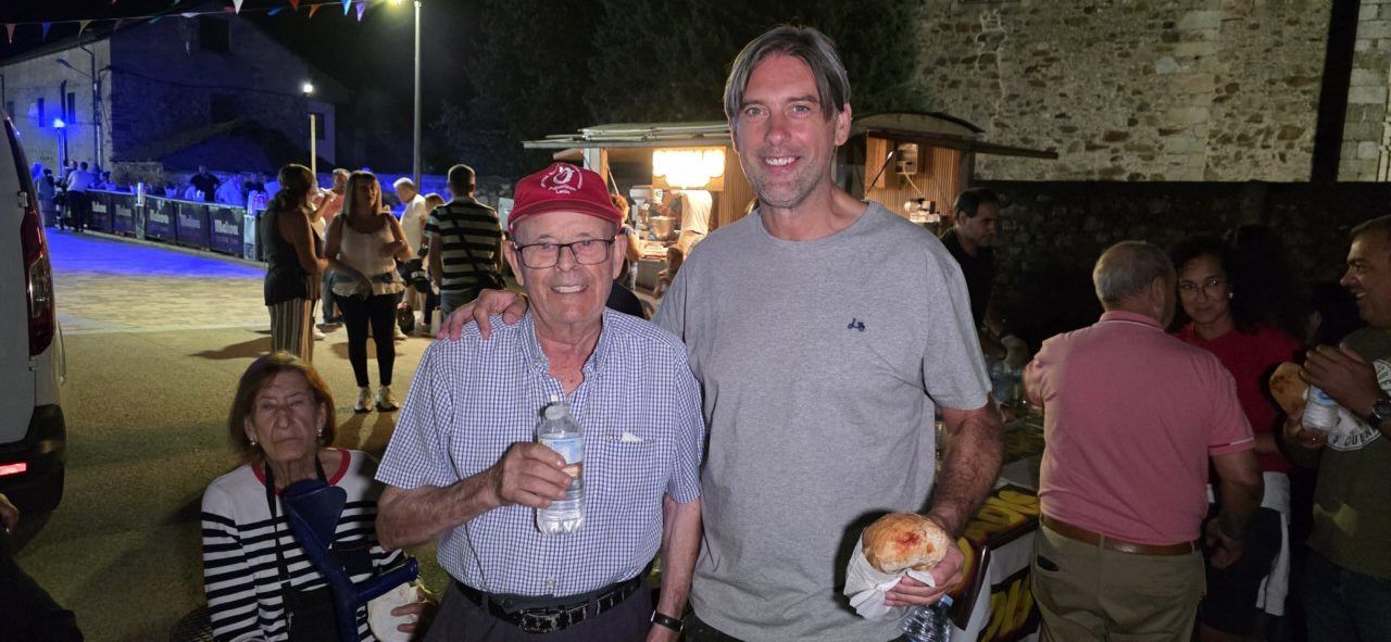 Personas disfrutando de bollos preñados en San Miguel de las Dueñas