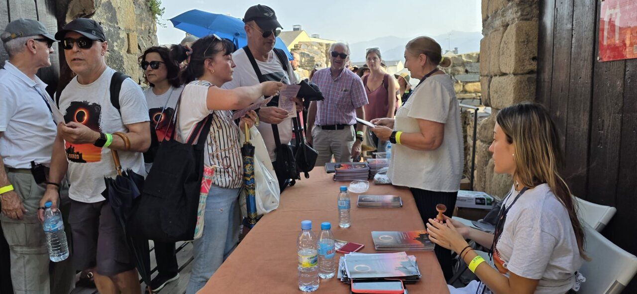 Personas en el Castillo de Ponferrada durante el eclipse solar de 2026