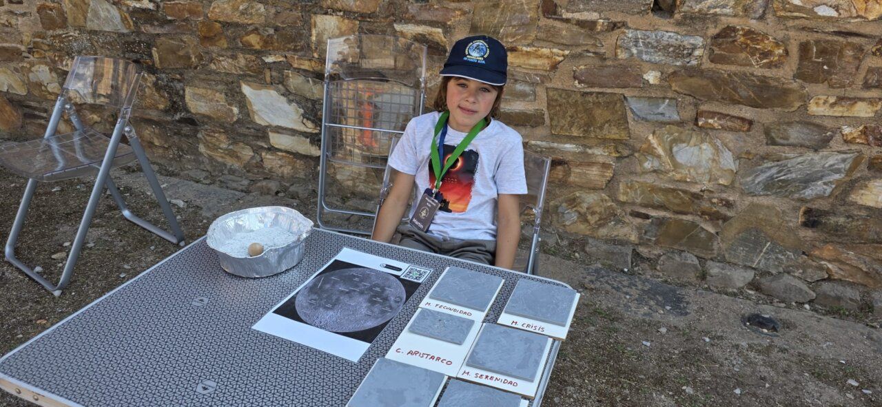 Niño con materiales para observar el eclipse solar en el Castillo de Ponferrada
