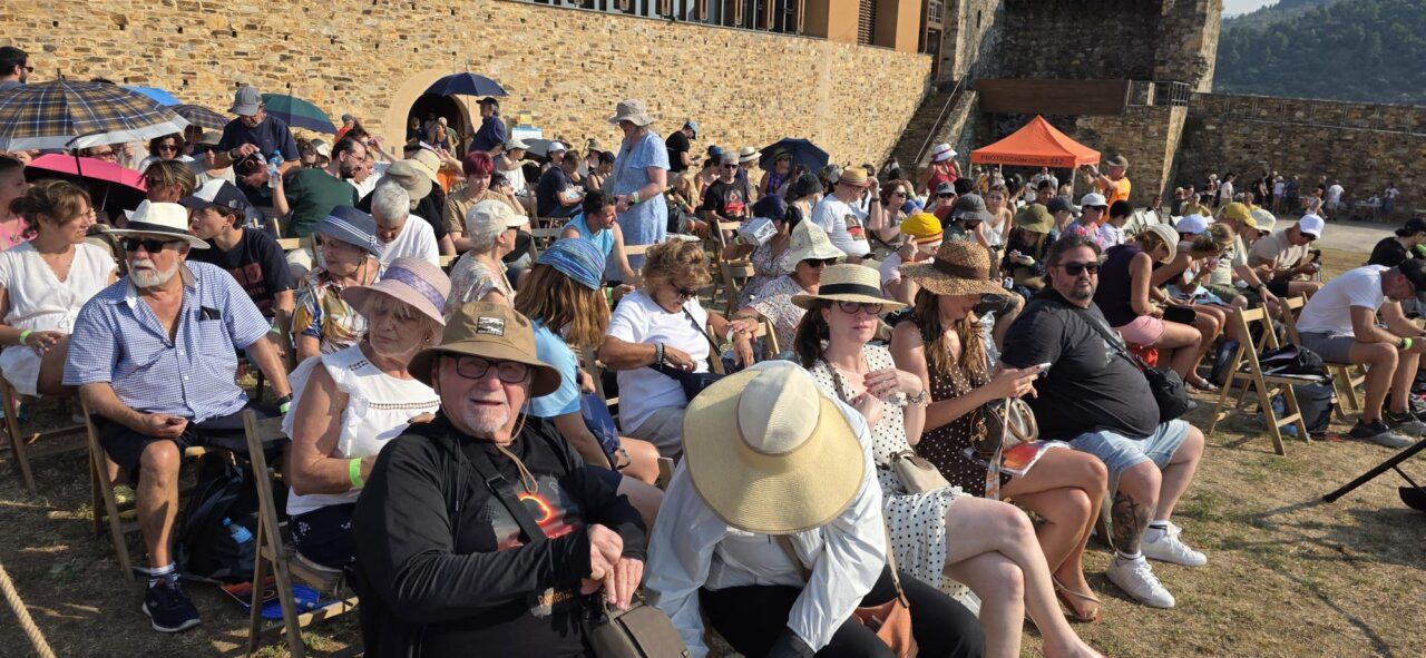 Multitud de personas observando un eclipse solar desde el castillo