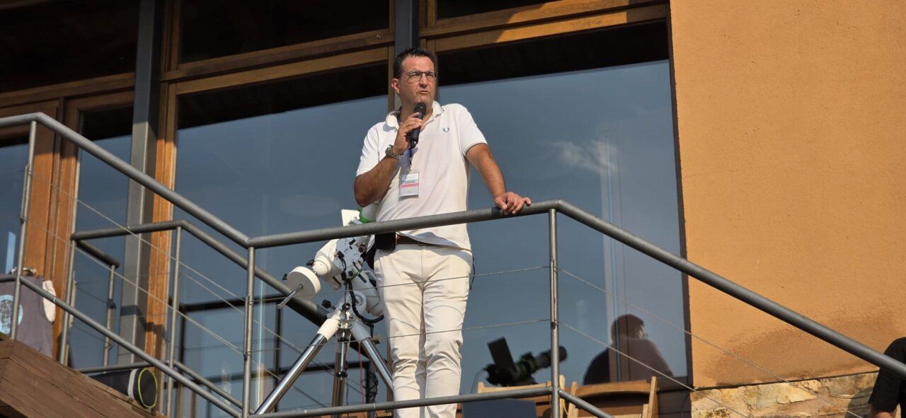 Persona hablando en un evento de eclipse solar en el castillo