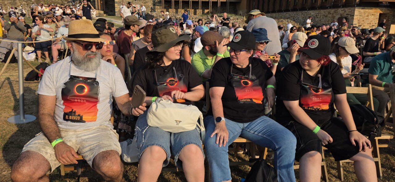 Personas esperando el eclipse solar en el Castillo de Ponferrada