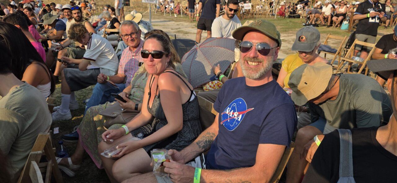 Personas disfrutando del eclipse solar en el Castillo de Ponferrada