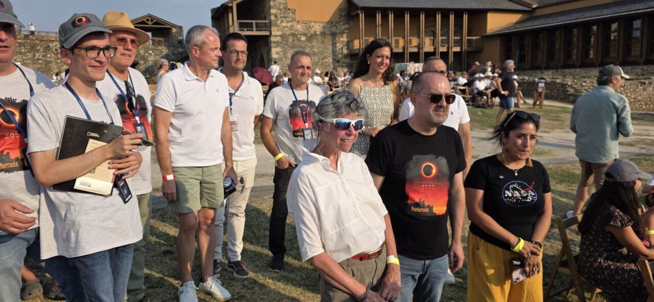 Personas observando el eclipse solar en el Castillo de Ponferrada