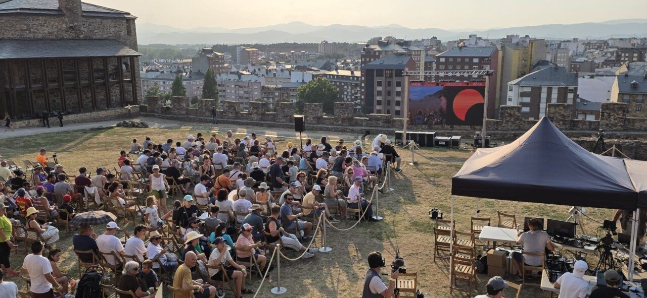 Multitud observa un eclipse solar desde el Castillo de Ponferrada