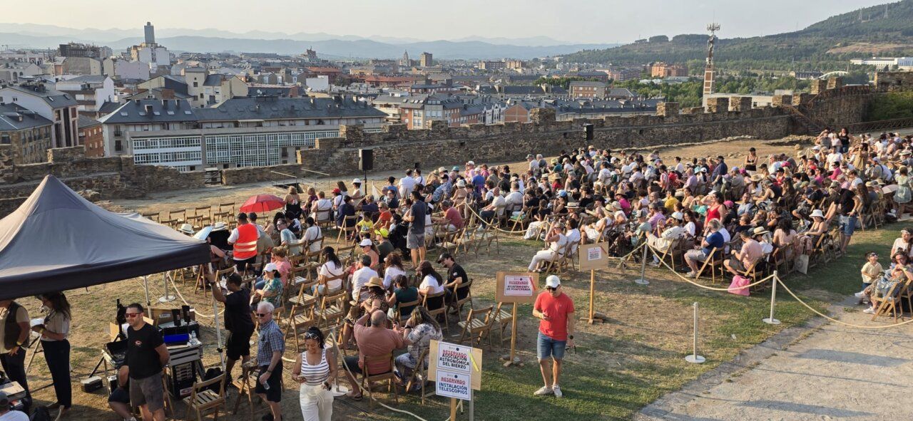 Multitud de personas observando un eclipse solar desde el castillo de Ponferrada