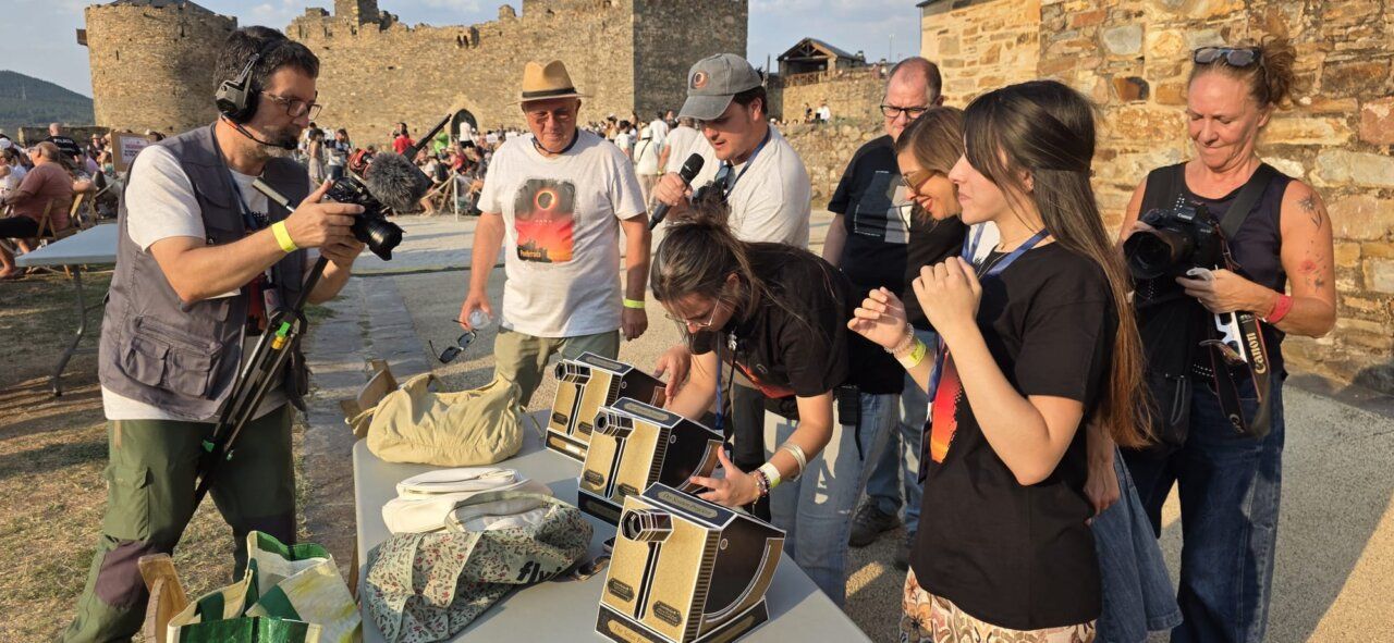 Personas observando un eclipse solar en el Castillo de Ponferrada