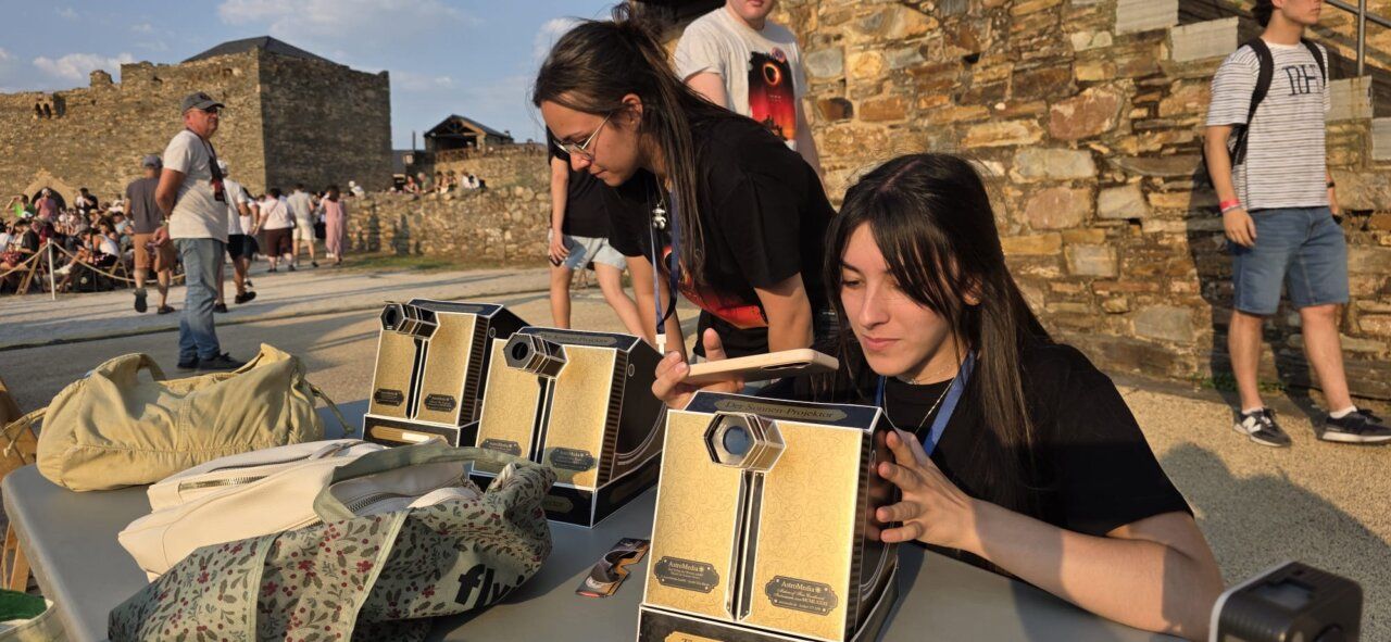 Personas observando un eclipse solar en el Castillo de Ponferrada