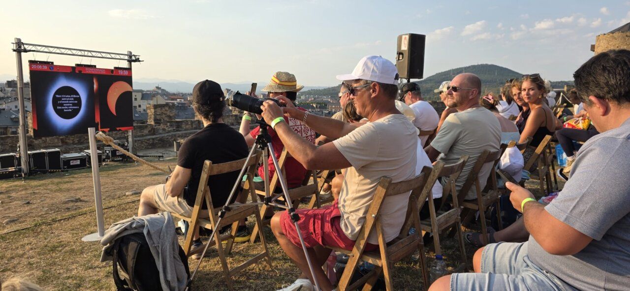 Personas observando un eclipse solar en el Castillo de Ponferrada