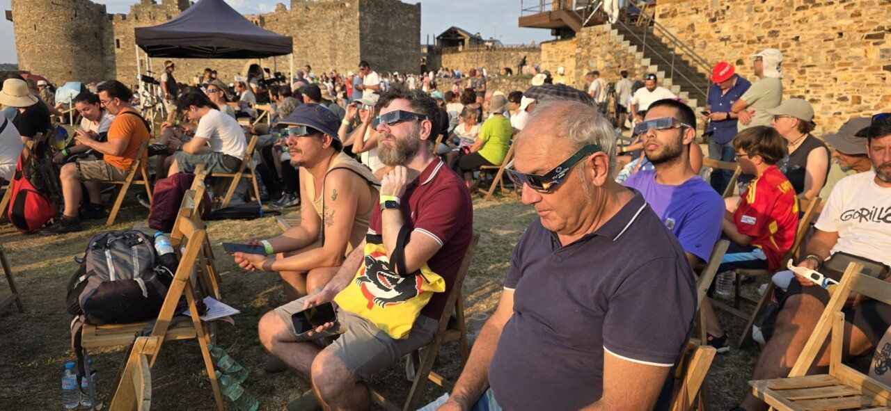 Personas observando un eclipse solar desde el Castillo de Ponferrada