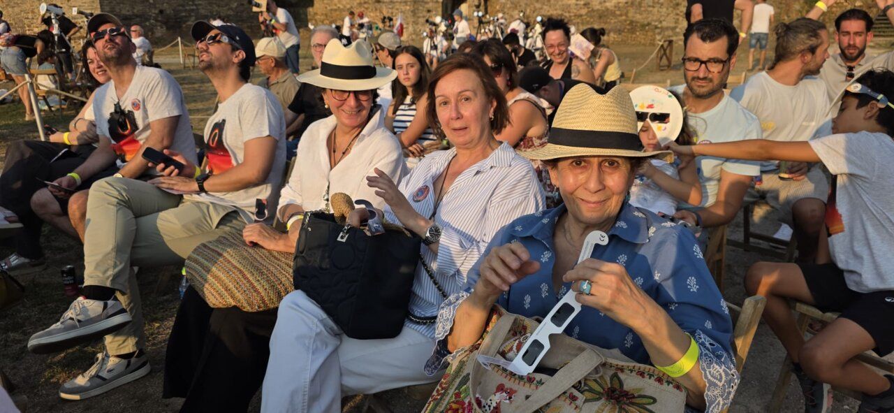 Grupo de personas disfrutando del eclipse solar en el Castillo de Ponferrada