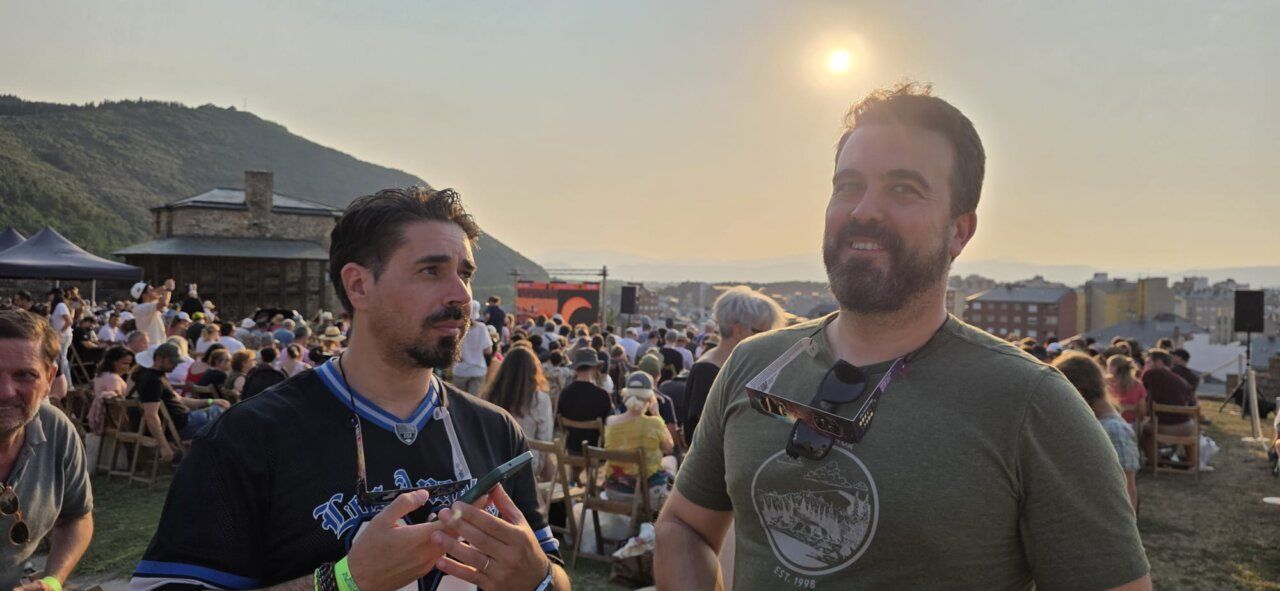 Dos hombres disfrutando del eclipse solar en el Castillo de Ponferrada