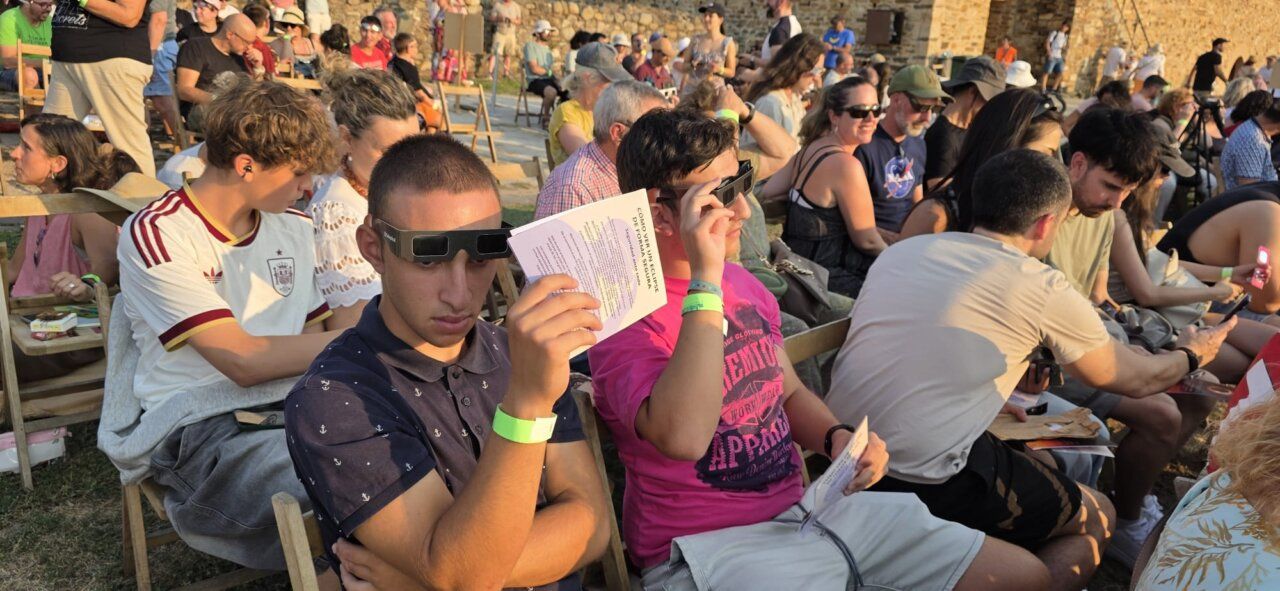 Personas observando un eclipse solar en el Castillo de Ponferrada