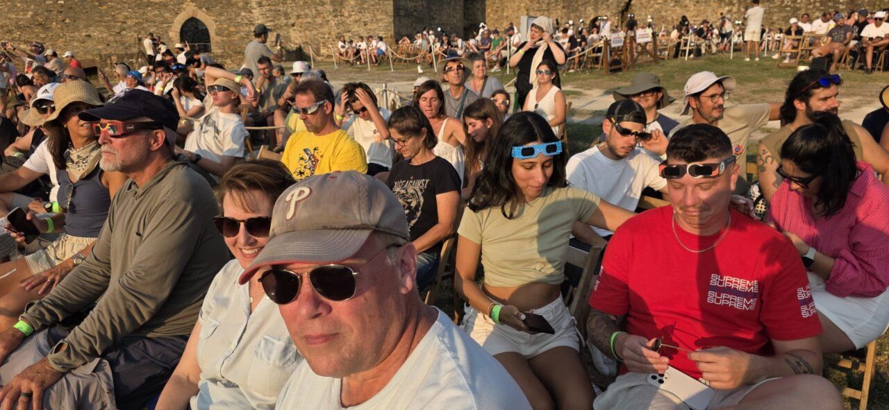 Personas observando un eclipse solar en el Castillo de Ponferrada