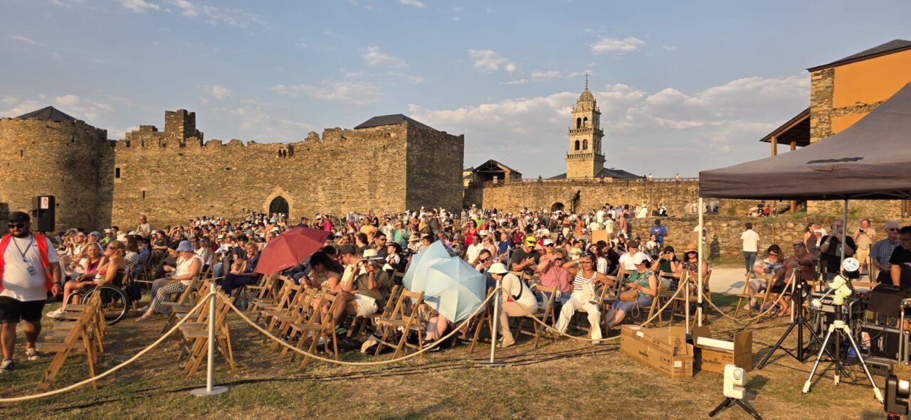 Multitud observando un eclipse solar en el Castillo de Ponferrada