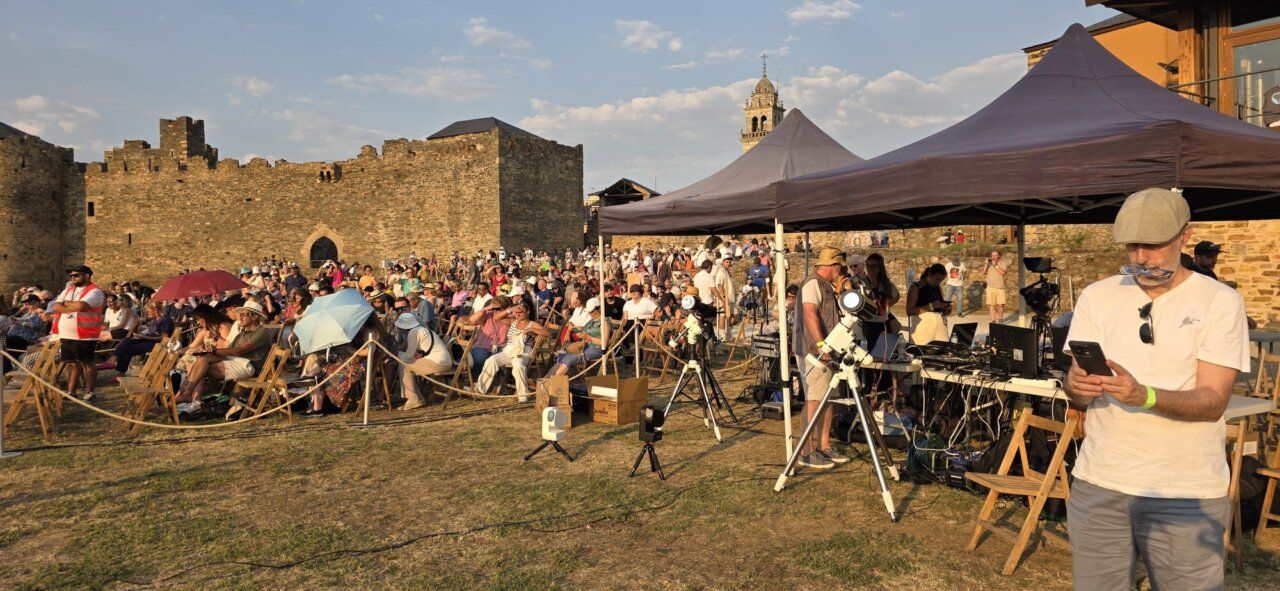 Multitud observando un eclipse solar desde el Castillo de Ponferrada
