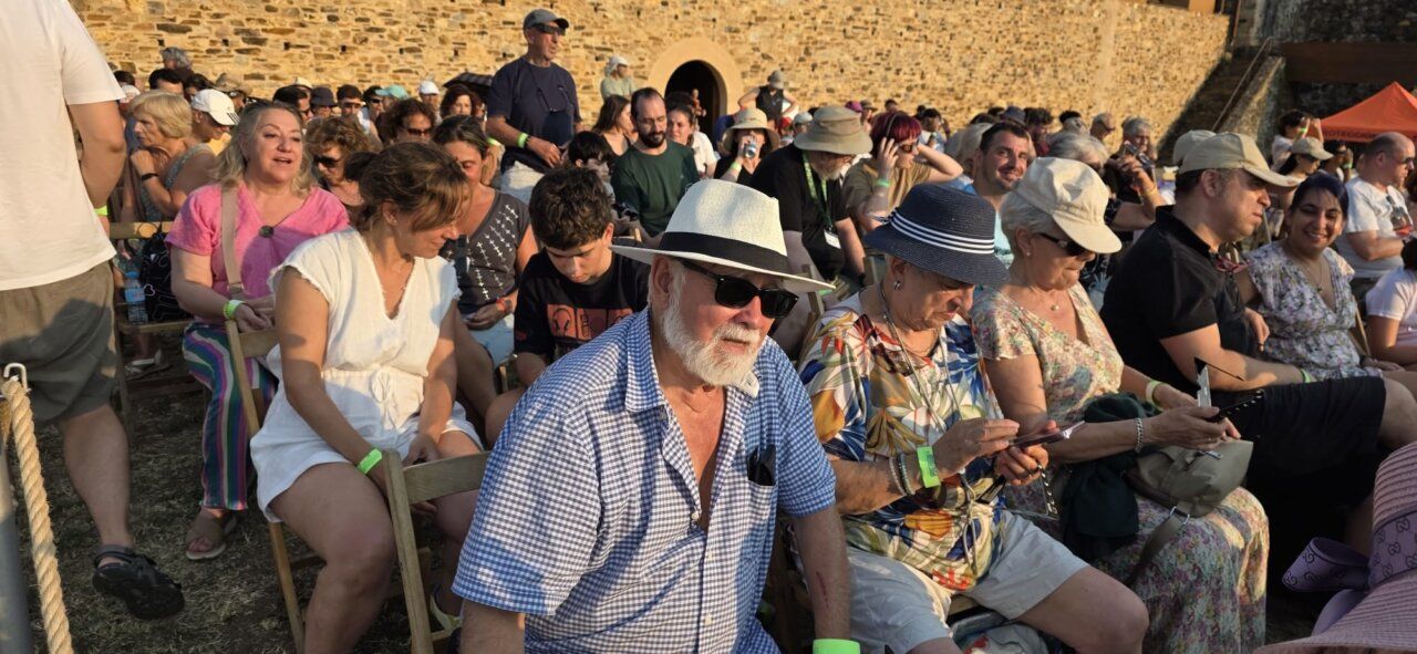 Personas reunidas en el Castillo de Ponferrada durante un eclipse solar