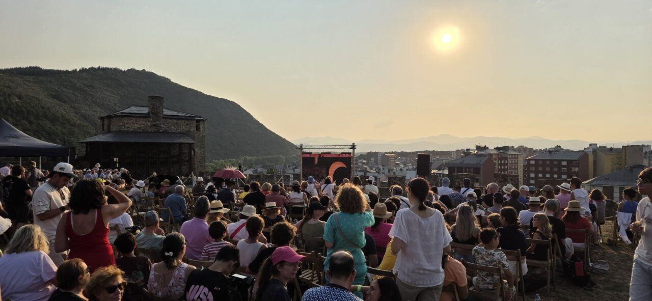 Multitud observa un eclipse solar desde el Castillo de Ponferrada